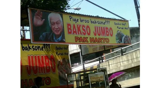 5 Spanduk Jualan Melibatkan Tokoh Terkenal Ini Unik Banget, Bikin Senyum