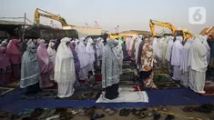 Umat muslim melaksanakan salat Idul Adha 1442 H berjemaah di Kali Baru, Cilincing, Jakarta, Selasa (20/7/2021). Sejumlah warga tetap melaksanakan salat berjemaah meski Kementerian Agama menerbitkan surat edaran pelaksanaan salat Idul Adha di rumah masing-masing. (Liputan6.com/Johan Tallo)