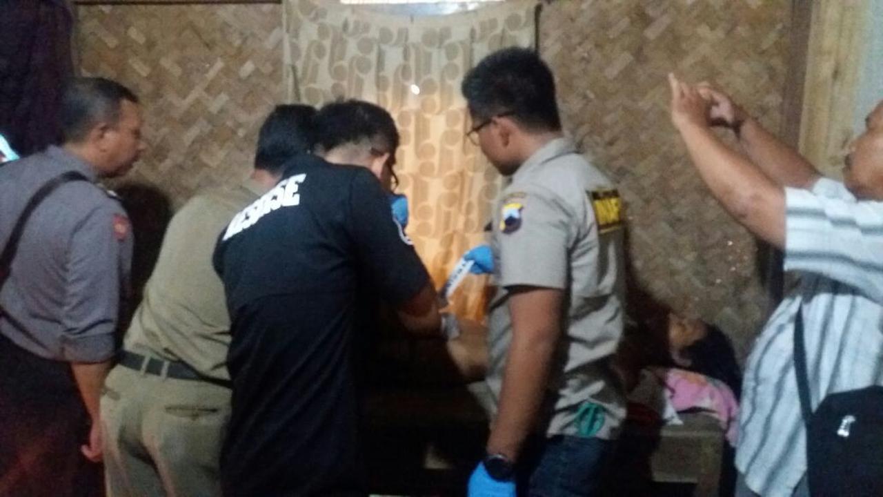Warga Rowokele, Kebumen, NT ditemukan tewas menggantung bunuh diri di pasak rumah. (Foto: Liputan6.com/Muhamad Ridlo/Polres Kebumen)