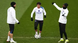 Sebagai informasi, pertandingan ini merupakan penentu bagi posisi kedua tim di klasemen sementara. Tampak dalam foto, gelandang Paris Saint-Germain asal Portugal, Joao Neves (tengah), mengontrol bola selama sesi latihan di Campus Paris Saint-Germain di Poissy, pinggiran barat pada Selasa 27 Januari 2026. (Franck FIFE/AFP)