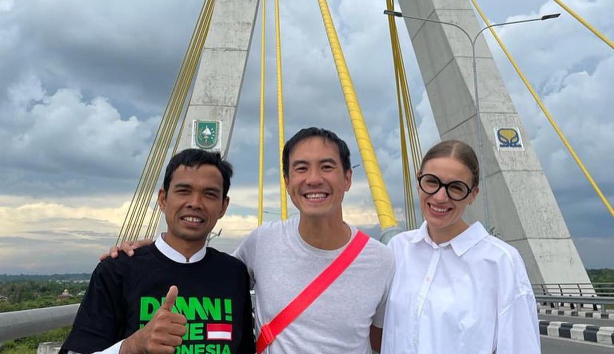UAS bersama VJ Daniel dan istri menyempatkan berpose di atas jembatan Siak, Pekanbaru, yang membutuhkan waktu 10 tahun pembangunannya. (Foto: Instagram/@ustadzabdulsomad_official)