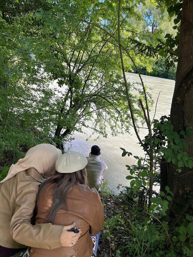 5 Potret Ridwan Kamil dan Keluarga Kunjungi Sungai Aare, Kenang Mendiang Eril