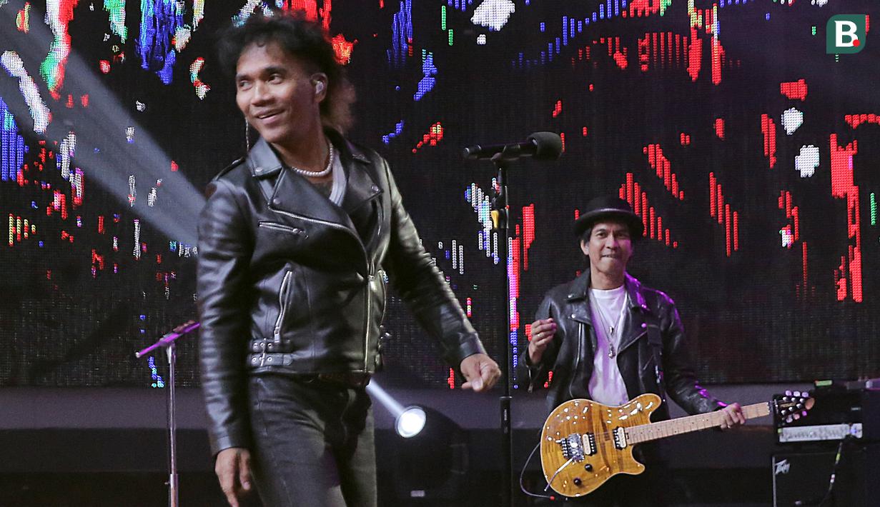Personel band Slank, Kaka (kiri) dan Ridho saat memeriahkan konser Pesta Bola Dunia 2023 #Indonesia Sukses di Studio 5 Indosiar, Jakarta, Sabtu (4/11/2023) malam WIB. (Bola.com/Abdul Aziz)