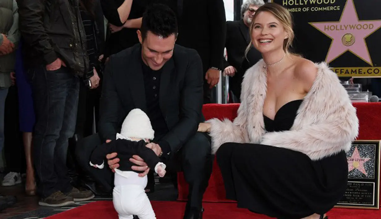 Dalam foto yang diunggah tersebut, Behati pun menyertakan caption yang bertuliskan ‘Round 2…’. Hal ini tentu mengundang warga net untuk berkomentar, mereka memberikan ucapan selamat untuk Adam dan Behati. (AFP/Mark RALSTON)