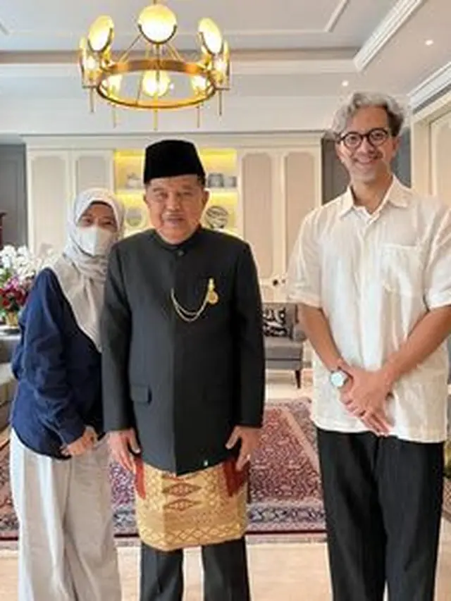 Jusuf Kalla pakai jas rancangan Didiet Maulana