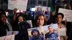 Para demonstran memegang foto dan spanduk yang mengecam pembunuhan jurnalis Al Jazeera dalam serangan Israel di Kota Gaza, selama aksi doa bersama di Ramallah, di Tepi Barat yang diduduki pada 11 Agustus 2025. (Zain JAAFAR/AFP)