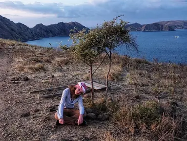 Dul Jaelani pun tampak santai saat berpose dengan duduk diatas tanah. Ia memilih menggunakan sorban pada kepalanya untuk berfoto dengan latar belakang pemandangan yang memesona. (Liputan6.com/IG/@duljaelani)