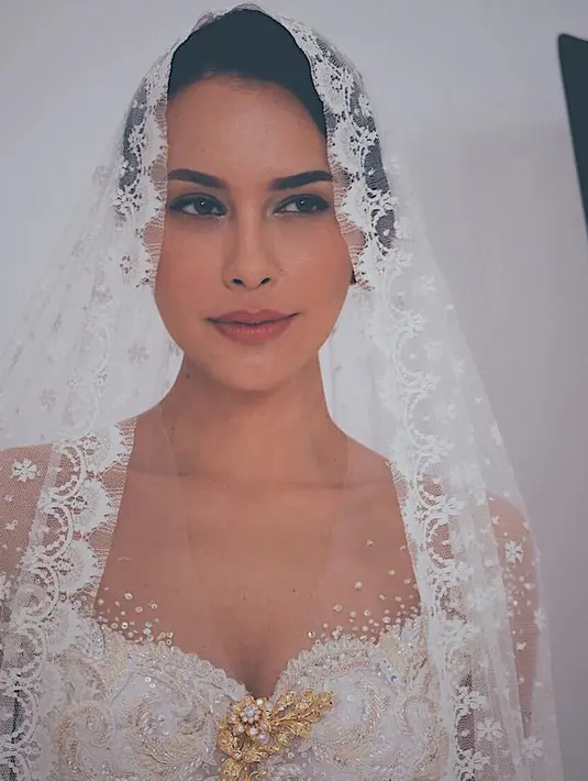 Mengenakan kebaya putih dan selendang yang disampirkan di atas kepala, Sophia Latjuba juga terlihat seksi. Kali ini yang membuatnya seksi adalah kulit sawo matangnya yang membuatnya begitu eksotis. (Instagram/sophia_latjuba88)