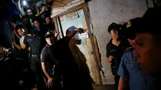 Petugas berjaga di luar rumah yang dikenal sebagai sarang peredaran obat-obatan terlarang di Manila, Filipina, (1/11).  Menurut keterangan polisi dan saksi mata, terdapat lima orang yang tewas ditembak oleh orang tak dikenal. (REUTERS/Damir Sagolj)