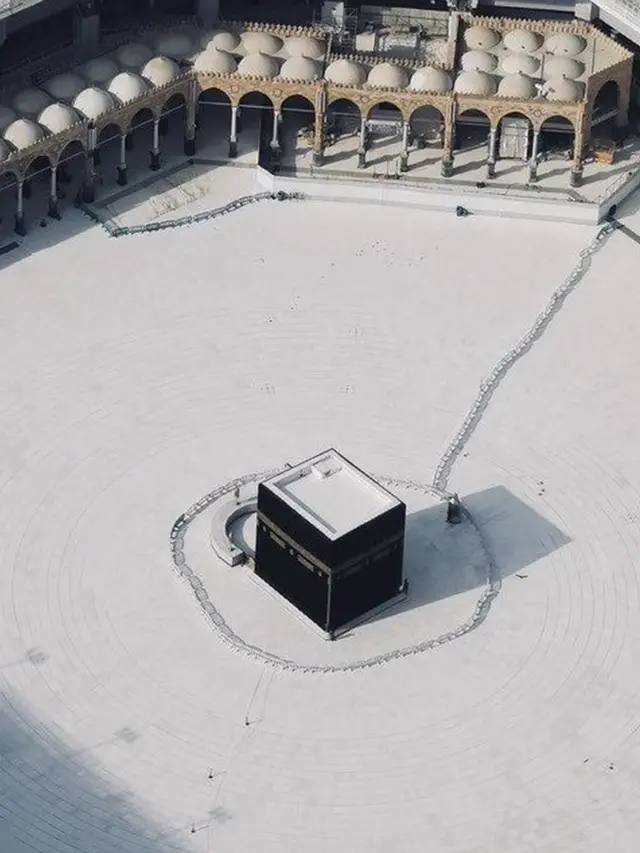 Ditutup Sementara Akibat Virus Corona, Ini 6 Potret Ka'bah Tampak Sepi