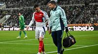 Penyerang Arsenal, Gabriel Martinelli, dibekap cedera ketika timnya takluk 0-2 dari Newcastle United pada leg kedua semifinal Carabao Cup di&nbsp;St. James' Park, Kamis (6/2/2025) dini hari WIB. (AFP/Paul Ellis)