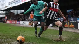 Kondisi tersebut sempat membuat aliran bola sedikit terganggu saat pertandingan. (AFP/Darren Staples)