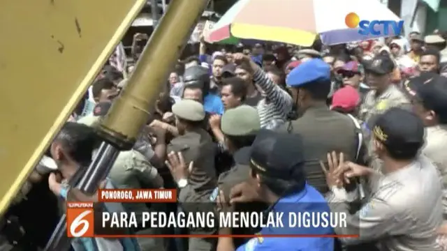 Eksekusi pasar di lahan bekas stasiun di Ponorogo, Jawa Timur, berlangsung ricuh.