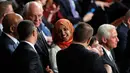 Senator Amerika Serikat (AS) Ilhan Omar berbincang saat mengikuti pelantikan di Gedung Kongres AS, Capitol, Washington, Kamis (3/1). Omar dilantik dan diizinkan menggunakan hijab. (AP Photo/Carolyn Kaster)