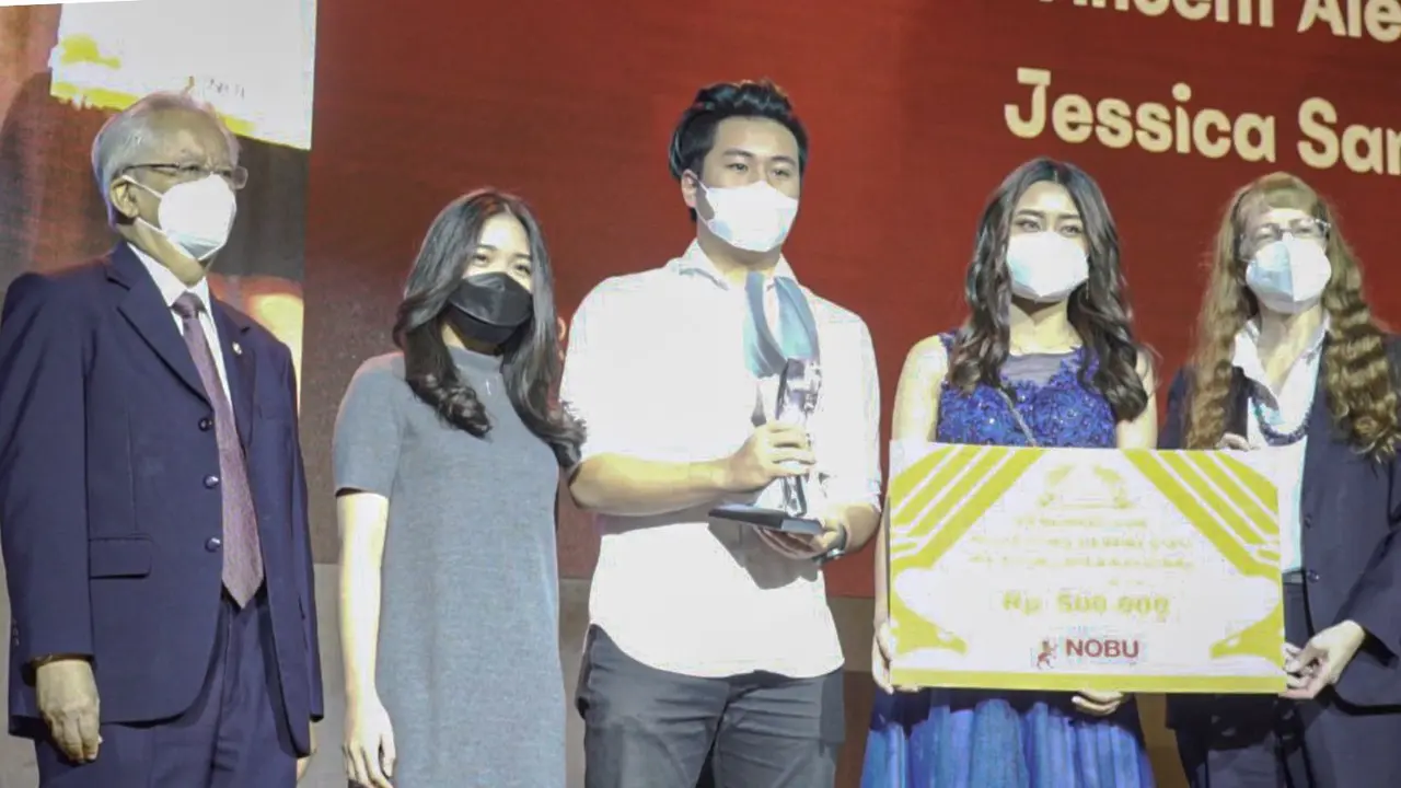 UPH memberikan penghargaan kepada sejumlah mahasiswa berprestasi. (Istimewa)