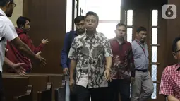Terdakwa dugaan suap jual-beli jabatan di lingkungan Kemenag, M Romahurmuziy (tengah) bersiap menjalani sidang lanjutan di Pengadilan Tipikor, Jakarta, Rabu (23/10/2019). Sidang mendengar keterangan saksi, salah satunya Kepala Kemenag Gresik Muafaq Wirahadi (Liputan6.com/Helmi Fithriansyah)
