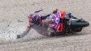 Pembalap Prima Pramac Racing, Jorge Martin terjatuh saat MotoGP Jerman 2024 yang berlangsung di Sirkuit Sachsenring, Jerman, Minggu (07/07/2024) waktu setempat. (AFP/Radek Mica)