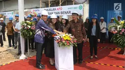 Jajaran direksi Elang Mahkota Teknologi (EMTEK) dan RS EMC Tangerang menekan tombol ketika groundbreaking gedung baru di Jalan Wahid Hasyim, Banten, Rabu (4/7). Pembangunan dilakukan di atas lahan sekitar 3.000 meter persegi. (Liputan6.com/Arya Manggala)