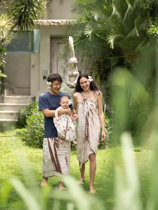 Memiliki kecintaan yang besar pada alam, Nadine tak jarang mengenakan kain dengan pewarna alami. [Foto:IG/nadinelist].