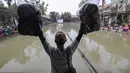Panitia membagikan hadian kepada peserta turnamen Jurnalis Mancing Indonesia di Kolam Pemancingan Deluna, Depok, Sabtu (6/4). Turnamen yang diikuti 120 peserta se-Jabodetabek dan Bandung memperebutkan piala Menteri Desa PDTT dan total uang tunai Rp 32 juta. (Liputan6.com/HO/Eko)