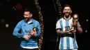 Rekan-rekan setimnya dan pelatih Lionel Scaloni juga menerima miniatur trofi, termasuk trofi Copa America 2021 yang dimenangkan di Brasil. (AP Photo/Jorge Saenz)
