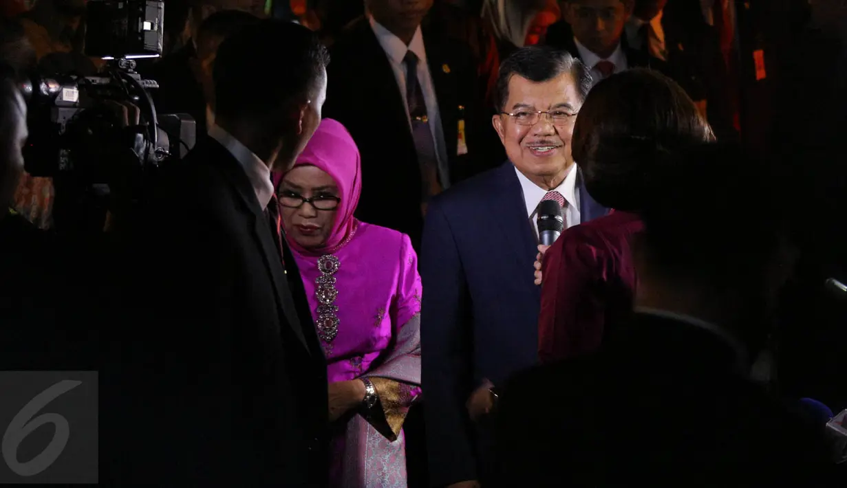 Wapres Jusuf Kalla saat menghadiri resepsi pernikahan Acara resepsi pernikahan Gibran Rakabuming Raka dengan Selvi Ananda, Solo, Kamis (11/6/2015). Resepsi pernikahan malam hari ini dihadiri oleh para tamu VIP dan VVIP. (Liputan6.com/Faizal Fanani)