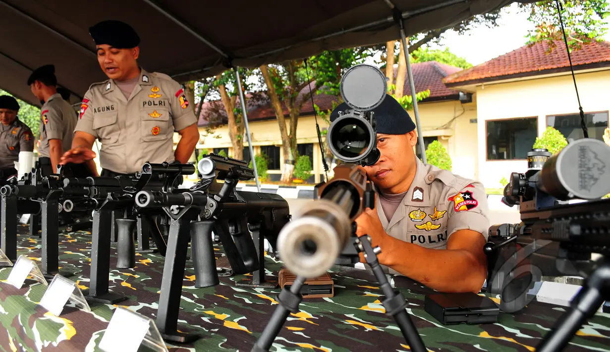 Anggota Brimob saat mencoba salah satu senjata yang dipamerkan untuk mengamankan perhelatan Konferensi Asia Afrika (KAA) di Jakarta dan Bandung pada 19-25 April mendatang di Mako Brimob Kelapa Dua, Depok, Selasa (14/4/2015). (Liputan6.com/Yoppy Renato)