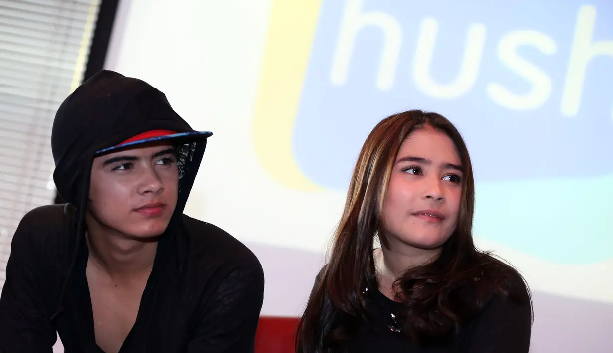 Saat jumpa pers saja mereka melakukan hal yang kompak. Kira-kira apa yang membuat mereka menoleh ke arah yang sama?