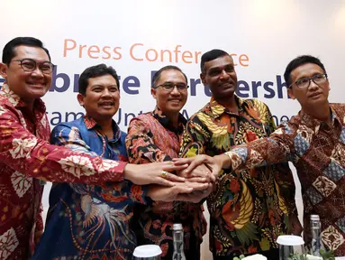 Dirut Mandiri Inhealth Iwan Pasila (tengah), Wakil Direktur Medical Doping Control INASGOC Wiweka (kedua kanan) bersama jajaran Direksi disela acara Celebrate Partnership kerja bersama Asian Games 2018 di Jakarta, Rabu (12/9). (Liputan6.com/HO/Arif)