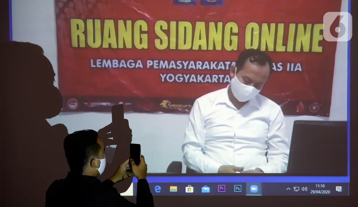 Terdakwa Jaksa Kejaksaan Negeri Yogyakarta nonaktif, Eka Safitra mendengarkan kuasa hukumnya membacakan Pledoi saat sidang vidco di Gedung KPK, Jakarta, Rabu (29/4/2020). Eka diduga menerima suap terkait lelang proyek pada Dinas Pekerjaan PUPKP Kota Yogyakarta TA 2019. (merdeka.com/Dwi Narwoko)
