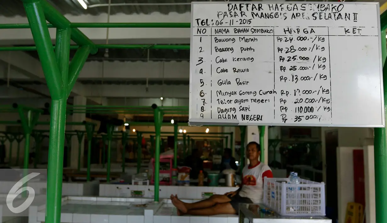 Tampak daftar harga sembako di Pasar Manggis yang terlihat sepi, Jakarta, Senin (9/11). Pasar Manggis dinilai sudah menerapkan berbagai standar dari gedung hingga pemasangan seluruh sarana gedung lainnya. (Liputan6.com/Yoppy Renato)