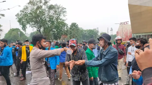 6 Potret Kekompakan Saat Unjuk Rasa Mahasiswa di Palembang