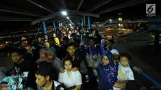 Sejumlah pemudik menanti waktu masuk ke dalam kapal penyeberangan di Dermaga I Pelabuhan Merak, Banten, Kamis (22/6). Dini hari, ribuan pemudik menyeberang dari Pelabuhan Merak menuju Bakauheni, Lampung. (Liputan6.com/Helmi Fithriansyah)