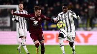 Gelandang Juventus, Paul Pogba (kanan), berduel dengan pemain Torino, Jacopo Segre (kiri), pada pertandingan Liga Italia 2022/2023 di Juventus Stadium, Turin, Rabu (1/3/2023) dini hari WIB. (AFP/Marcos Bertorello)