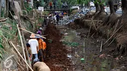 Pekerja menumpuk batu kali yang akan dijadikan sebagai pondasi turap di pinggiran kali Tanah Baru, Jakarta Selatan, Jumat (9/10/2015). Pemerintah kota Jaksel melakukan pemasangan turap untuk mengatasi kelongosoran tanah. (Liputan6.com/Yoppy Renato)