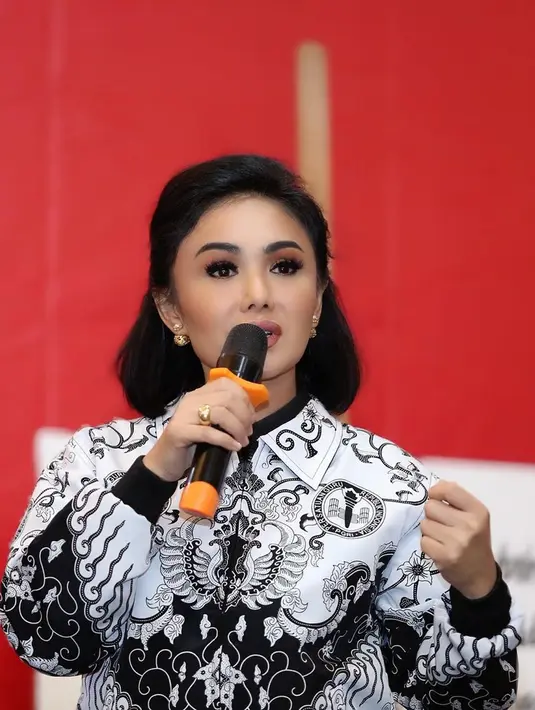 “Harus pintar, harus bisa ngobrol. Kalau ditanya umur kalau bisa sih yang lebih tua ya,” ungkap Yuni Shara yang dikutip Selasa, (16/6/2020). (Instagram/yunishara36)