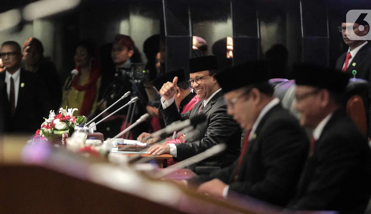 Gubernur DKI Jakarta Anies Baswedan mengacungkan jempolnya saat menghadiri pelantikan lima pimpinan DPRD DKI Jakarta di Gedung DPRD DKI Jakarta, Senin (14/10/2019). Wakil Ketua DPRD DKI Jakarta dijabat oleh Ahmad Suhaimi, Zita Anjani, M Taufik, dan Misan Samsuri. (Liputan6.com/Faizal Fanani)