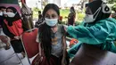 Seorang anak saat menerima vaksin Covid-19 dalam program Vaksinasi Keliling di RPTRA Pulo Besar, Sunter Jaya, Jakarta, Selasa (12/7/2021). Saat ini sebanyak 153.000 anak berusia 12-17 tahun telah divaksinasi dari alokasi 20 juta dosis vaksin Covid-19. (merdeka.com/Iqbal S Nugroho)