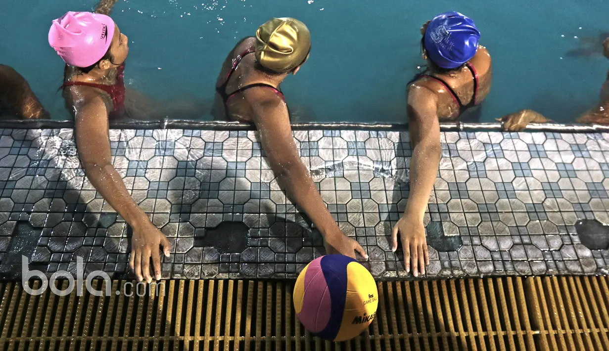 Dari 39 atlet yang mengikuti seleksi, tim pelatih akan memilih 18 atlet untuk masuk dalam Pelatnas Sea Games 2017  Malaysia mendatang. Seleksi ini berlangsung dari 19-21 Januari 2017 di Kolam Renang Simprug. (19/1/2017). (Bola.com/Nicklas Hanoatubun)