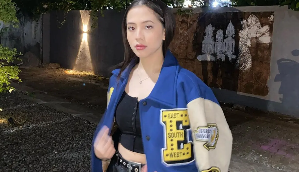 Cantik kasual, Zara memadukan cropped top hitam lengan panjang dengan biker jacket dan leather pants berwarna hitam. [Foto: Instagram/zaraadhsty]