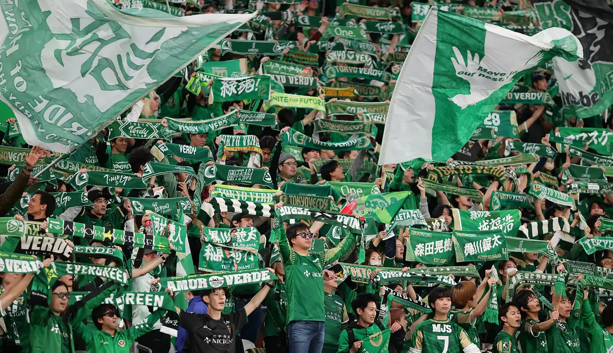 Sedangkan Tokyo Verdy harus terdegradasi ke kasta kedua dan selama 15 tahun harus berjuang untuk bisa kembali ke kasta teratas. (J.LEAGUE)
