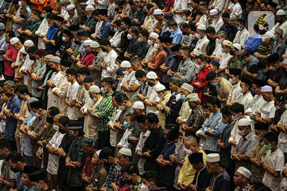 FOTO: Sholat Jumat Terakhir Ramadhan 1443 H di Masjid Istiqlal
