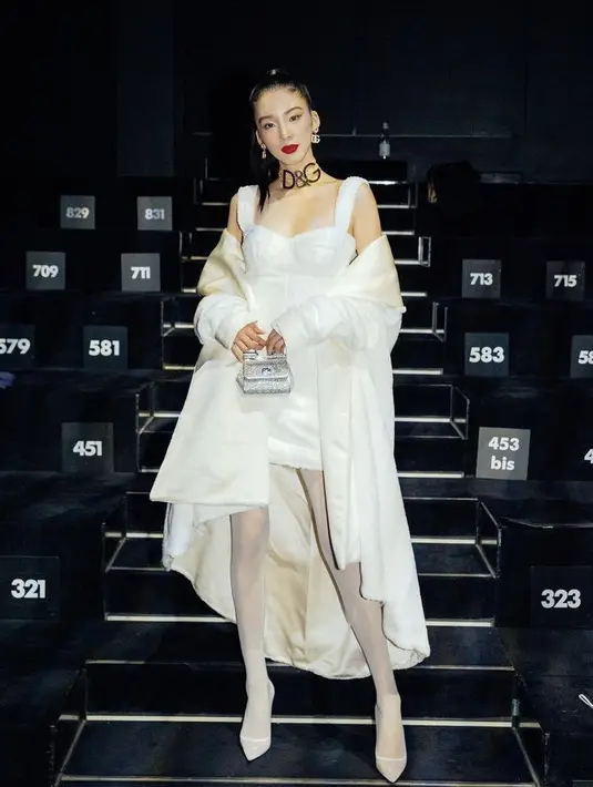 Lalu model Irene juga hadir di Dolce & Gabbana dibalut dress dan coatnya. @ireneisgood