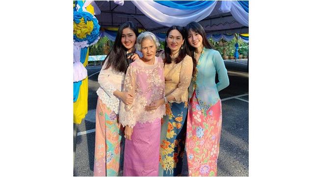 7 Potret Kedekatan Nong Poy dan Adik Perempuannya, Sister Goals