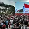 Warga memberikan hormat saat pengibaran bendera Merah Putih dalam Upacara HUT ke-77 Republik Indonesia yang disaksikan dari Taman Aspirasi Monumen Nasional (Monas), Rabu (17/8/2022). Setelah sempat ditiadakan selama 2 tahun akibat pandemi Covid-19, Upacara Peringatan Kemerdekaan Republik Indonesia disambut antusias warga dari berbagai daerah yang berdatangan untuk mengikuti meski hanya dari luar Istana Negara. (merdeka.com/Iqbal S Nugroho)