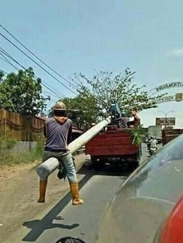 Jangan Ditiru, 6 Cara Nebeng Kendaraan yang Membahayakan Jiwa dan Raga