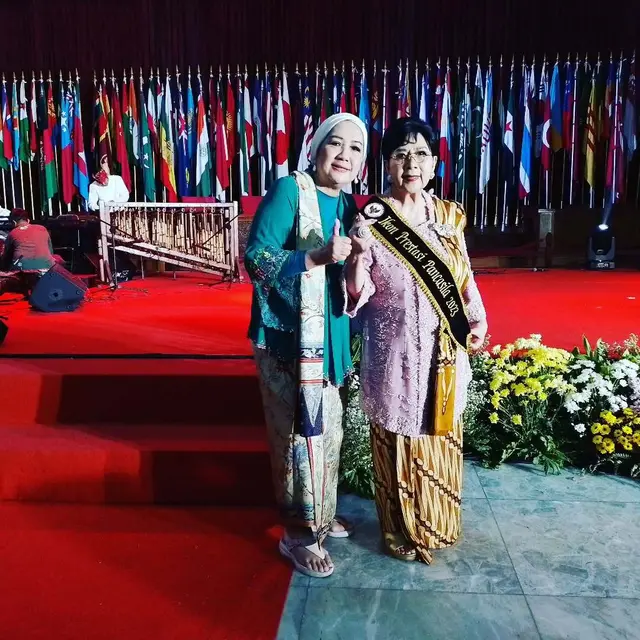 Sampaikan Kabar Ibu Wafat, Ini 6 Potret Petty Anak Sulung Titiek Puspa Bareng Ibunda