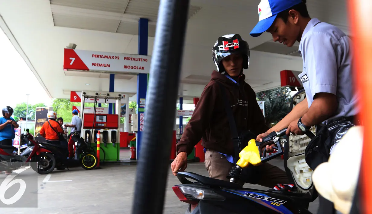Petugas mengisi BBM kendaraan konsumen di SPBU, Jakarta, Kamis (5/1). Penetapan harga BBM Umum jenis Pertamax, Pertamax Plus, Pertamax Turbo, Pertamina Dex, Dexlite dan Pertalite merupakan kebijakan korporasi Pertamina. (Liputan6.com/Angga Yuniar)