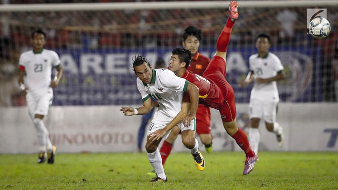 Pemain Vietnam menghalangi pemain timnas U-22, Ezra Walian pada laga grup B SEA Games 2017 di Stadion Selayang, Selangor, Malaysia, Selasa (22/8). Indonesia menahan Vietnam dengan tampil sepuluh pemain sejak menit ke-60. (Liputan6.com/Faizal Fanani)