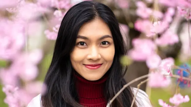 tersenyum bahagia bunga sakura